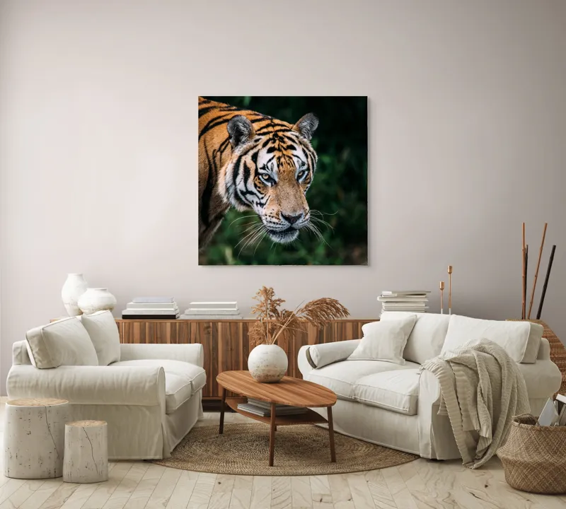 Tablou Canvas, "Tigrul în umbra junglei verzi", Tigru, Privire, Pădure, Puternic, Feline, Blană, Verde, Misterios, 100 x 100 cm – poza 3