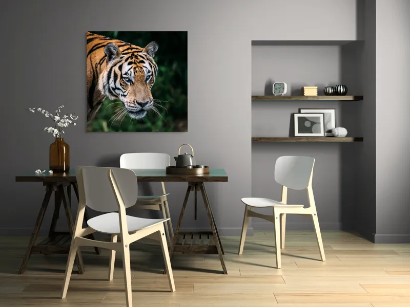 Tablou Canvas, "Tigrul în umbra junglei verzi", Tigru, Privire, Pădure, Puternic, Feline, Blană, Verde, Misterios, 100 x 100 cm – poza 6