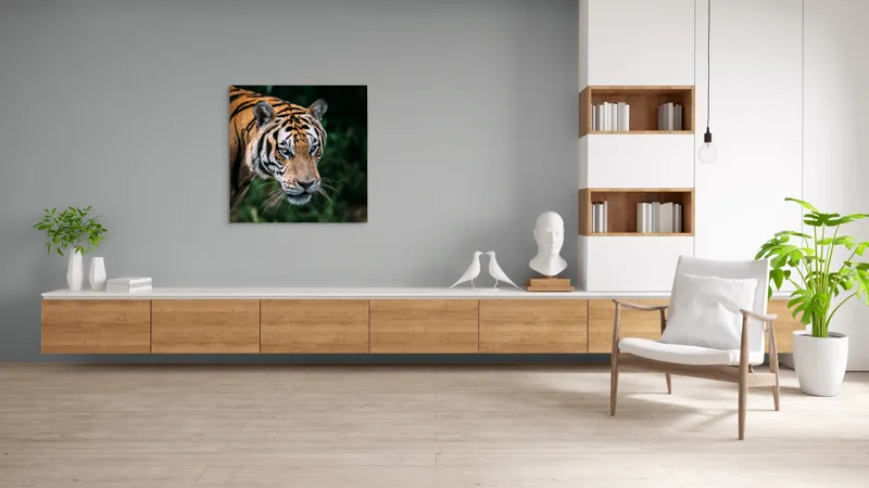 Tablou Canvas, "Tigrul în umbra junglei verzi", Tigru, Privire, Pădure, Puternic, Feline, Blană, Verde, Misterios, 100 x 100 cm – poza 8