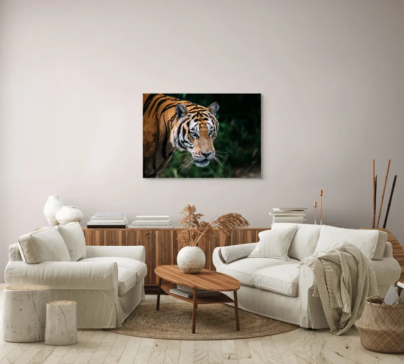 Tablou Canvas, "Tigrul în umbra junglei verzi", Tigru, Privire, Pădure, Puternic, Feline, Blană, Verde, Misterios, 100 x 70 cm – poza 3