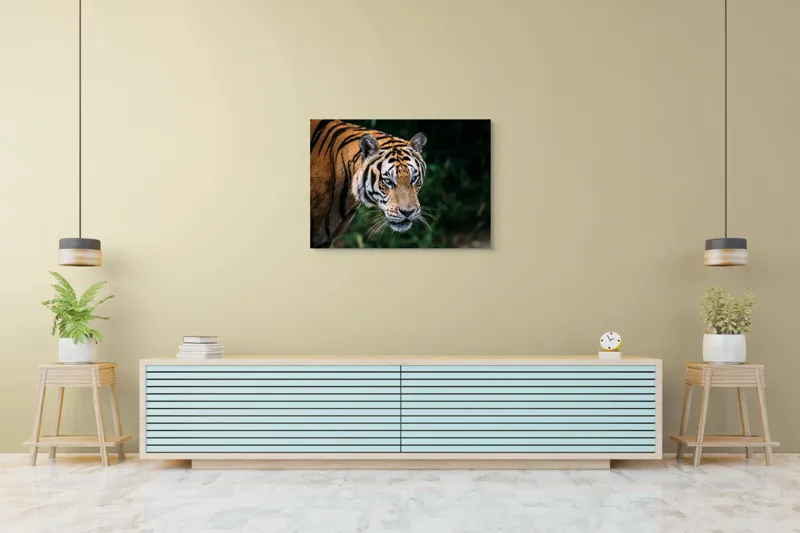 Tablou Canvas, "Tigrul în umbra junglei verzi", Tigru, Privire, Pădure, Puternic, Feline, Blană, Verde, Misterios, 100 x 70 cm – poza 4