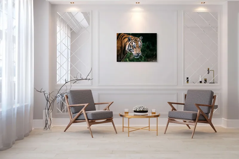 Tablou Canvas, "Tigrul în umbra junglei verzi", Tigru, Privire, Pădure, Puternic, Feline, Blană, Verde, Misterios, 100 x 70 cm – poza 5
