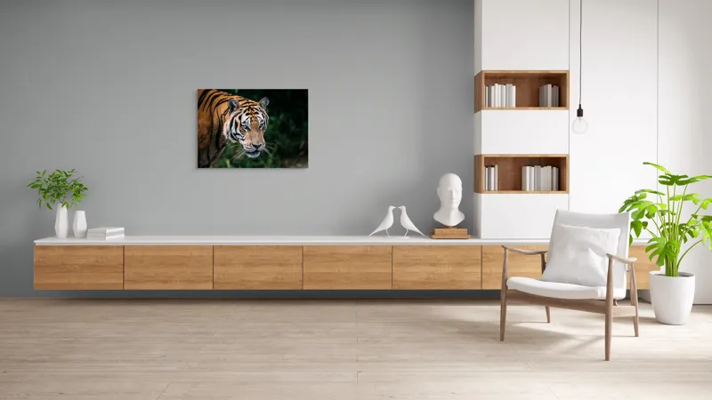 Tablou Canvas, "Tigrul în umbra junglei verzi", Tigru, Privire, Pădure, Puternic, Feline, Blană, Verde, Misterios, 100 x 70 cm – poza 6