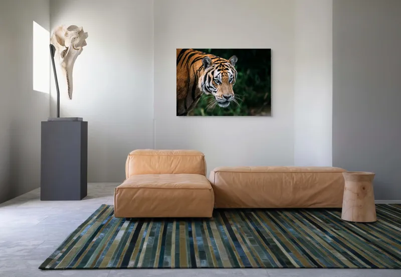 Tablou Canvas, "Tigrul în umbra junglei verzi", Tigru, Privire, Pădure, Puternic, Feline, Blană, Verde, Misterios, 100 x 70 cm – poza 7