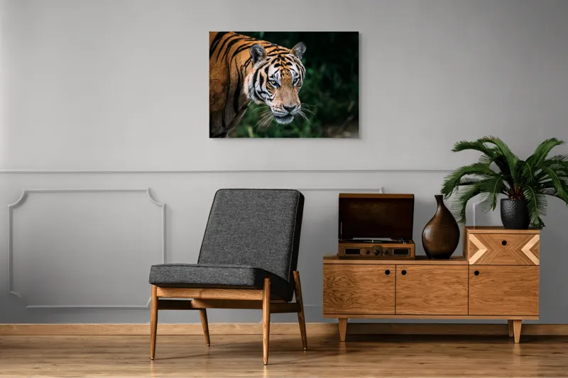 Tablou Canvas, "Tigrul în umbra junglei verzi", Tigru, Privire, Pădure, Puternic, Feline, Blană, Verde, Misterios, 100 x 70 cm – poza 8