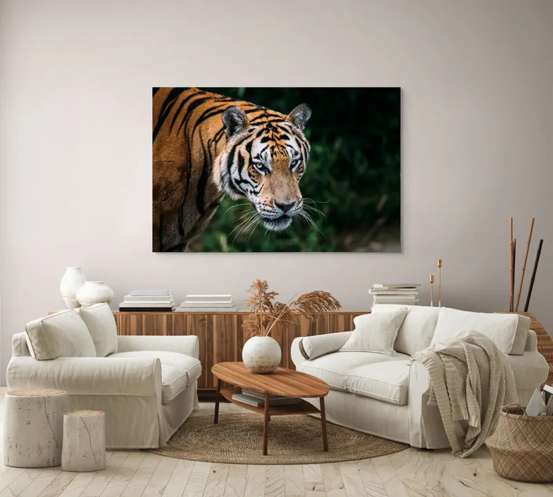Tablou Canvas, "Tigrul în umbra junglei verzi", Tigru, Privire, Pădure, Puternic, Feline, Blană, Verde, Misterios, 150 x 100 cm – poza 3