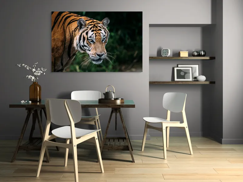 Tablou Canvas, "Tigrul în umbra junglei verzi", Tigru, Privire, Pădure, Puternic, Feline, Blană, Verde, Misterios, 150 x 100 cm – poza 5