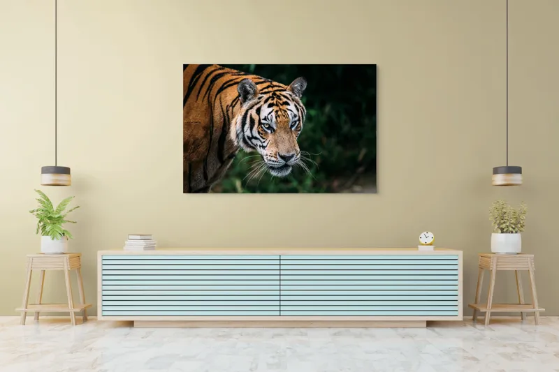 Tablou Canvas, "Tigrul în umbra junglei verzi", Tigru, Privire, Pădure, Puternic, Feline, Blană, Verde, Misterios, 150 x 100 cm – poza 6
