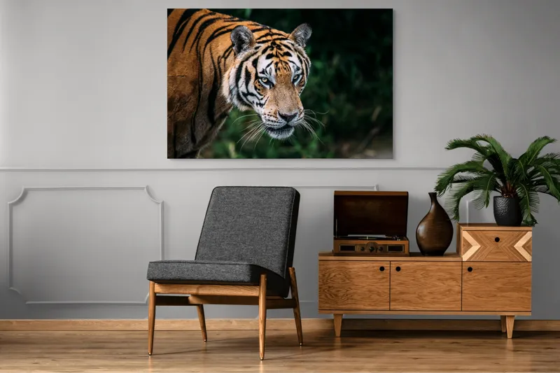 Tablou Canvas, "Tigrul în umbra junglei verzi", Tigru, Privire, Pădure, Puternic, Feline, Blană, Verde, Misterios, 150 x 100 cm – poza 8