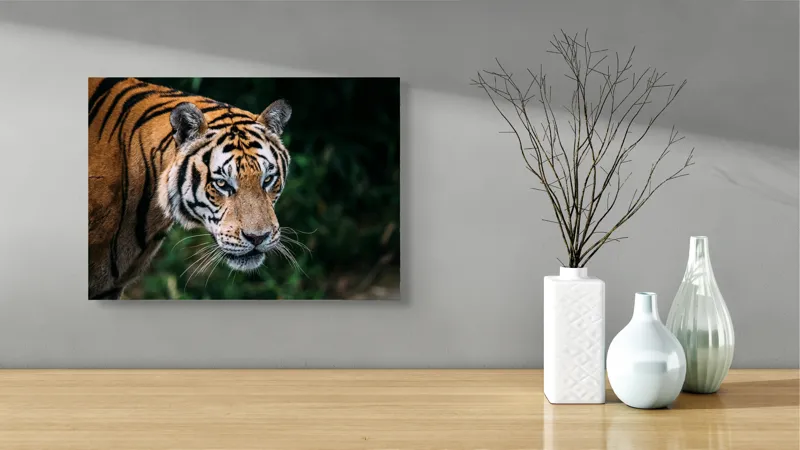 Tablou Canvas, "Tigrul în umbra junglei verzi", Tigru, Privire, Pădure, Puternic, Feline, Blană, Verde, Misterios, 54 x 39 cm – poza 3