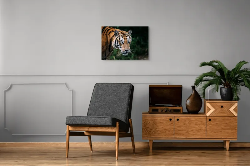 Tablou Canvas, "Tigrul în umbra junglei verzi", Tigru, Privire, Pădure, Puternic, Feline, Blană, Verde, Misterios, 70 x 50 cm – poza 4