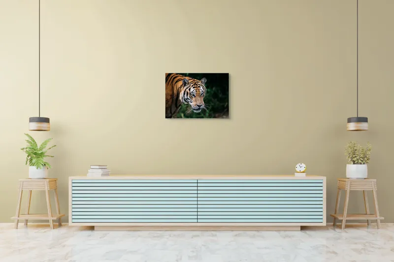 Tablou Canvas, "Tigrul în umbra junglei verzi", Tigru, Privire, Pădure, Puternic, Feline, Blană, Verde, Misterios, 70 x 50 cm – poza 7