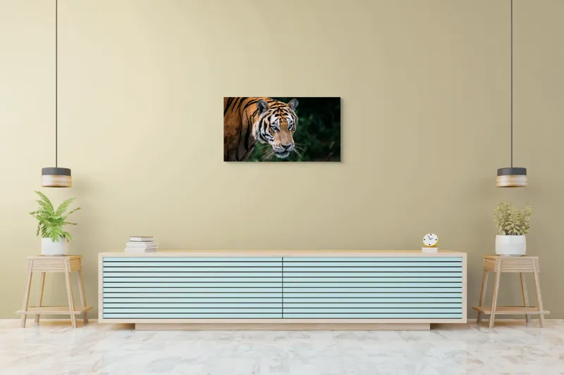 Tablou Canvas, "Tigrul în umbra junglei verzi", Tigru, Privire, Pădure, Puternic, Feline, Blană, Verde, Misterios, 90 x 50 cm – poza 5