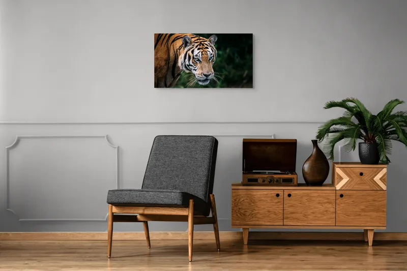Tablou Canvas, "Tigrul în umbra junglei verzi", Tigru, Privire, Pădure, Puternic, Feline, Blană, Verde, Misterios, 90 x 50 cm – poza 6