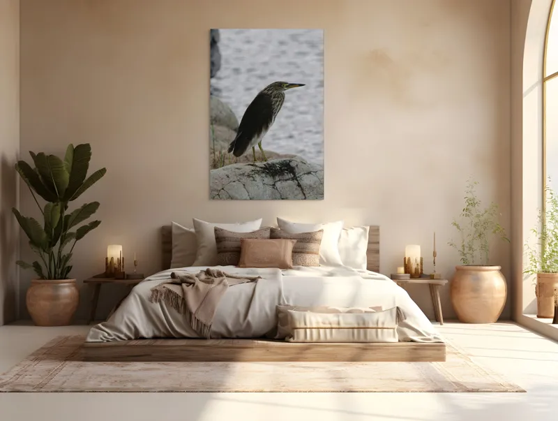 Tablou Canvas, "Pasărea contemplativă pe malul apei", Elegant, Observator, Singuratic, Pene, Apă, Stânci, Vigilent, Natură, Fragil, Sălbatic., 100 x 150 cm – poza 3
