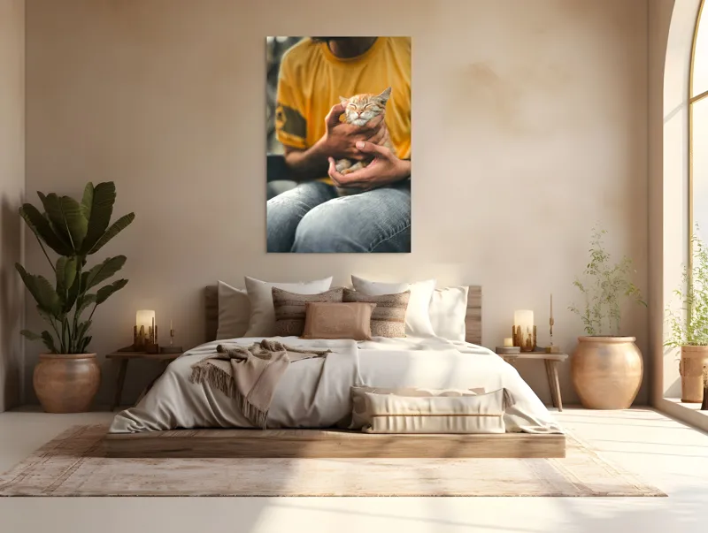 Tablou Canvas, "Pisoi torcând în brațe ocrotitoare", Pisoi, Alintat, Relaxat, Adorabil, Portocaliu, Mângâiere, Liniște, Blândete, 100 x 150 cm – poza 3