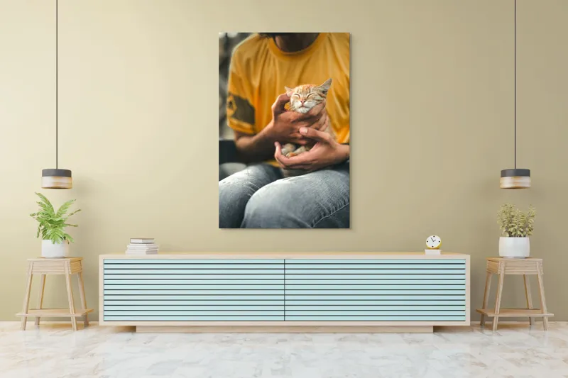 Tablou Canvas, "Pisoi torcând în brațe ocrotitoare", Pisoi, Alintat, Relaxat, Adorabil, Portocaliu, Mângâiere, Liniște, Blândete, 100 x 150 cm – poza 4
