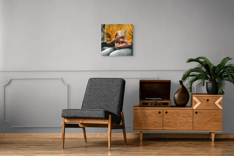 Tablou Canvas, "Pisoi torcând în brațe ocrotitoare", Pisoi, Alintat, Relaxat, Adorabil, Portocaliu, Mângâiere, Liniște, Blândete, 50 x 50 cm – poza 6