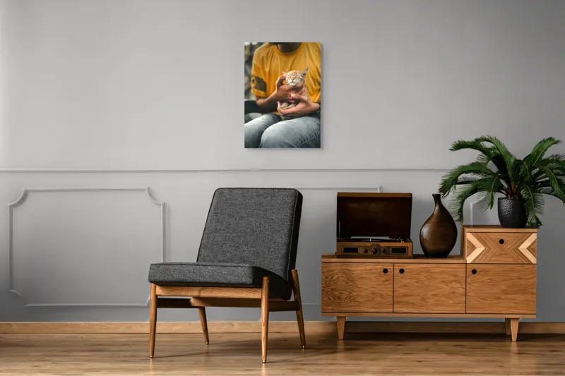 Tablou Canvas, "Pisoi torcând în brațe ocrotitoare", Pisoi, Alintat, Relaxat, Adorabil, Portocaliu, Mângâiere, Liniște, Blândete, 50 x 70 cm – poza 8