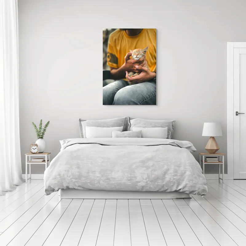 Tablou Canvas, "Pisoi torcând în brațe ocrotitoare", Pisoi, Alintat, Relaxat, Adorabil, Portocaliu, Mângâiere, Liniște, Blândete, 70 x 100 cm – poza 3