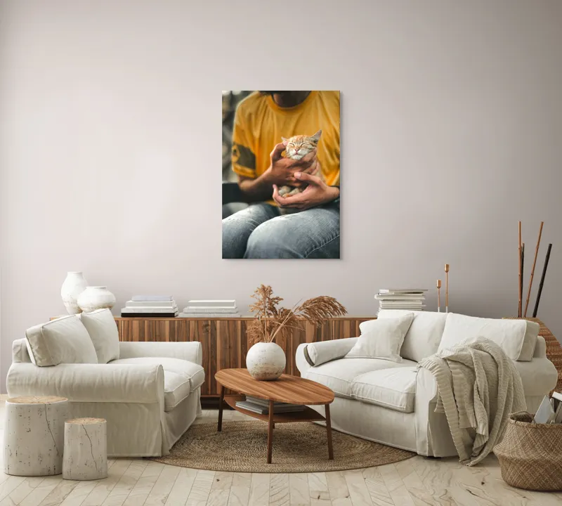Tablou Canvas, "Pisoi torcând în brațe ocrotitoare", Pisoi, Alintat, Relaxat, Adorabil, Portocaliu, Mângâiere, Liniște, Blândete, 70 x 100 cm – poza 4