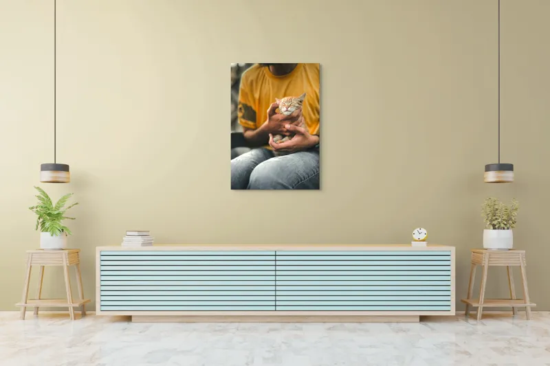 Tablou Canvas, "Pisoi torcând în brațe ocrotitoare", Pisoi, Alintat, Relaxat, Adorabil, Portocaliu, Mângâiere, Liniște, Blândete, 70 x 100 cm – poza 5
