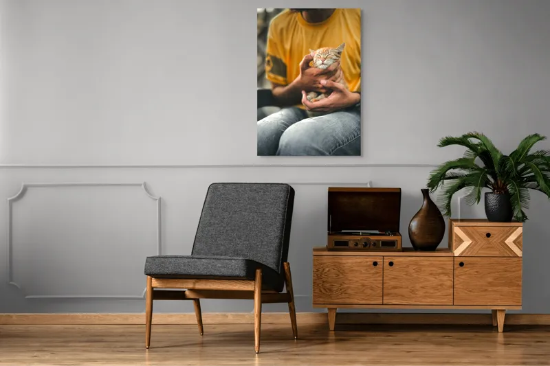 Tablou Canvas, "Pisoi torcând în brațe ocrotitoare", Pisoi, Alintat, Relaxat, Adorabil, Portocaliu, Mângâiere, Liniște, Blândete, 70 x 100 cm – poza 6