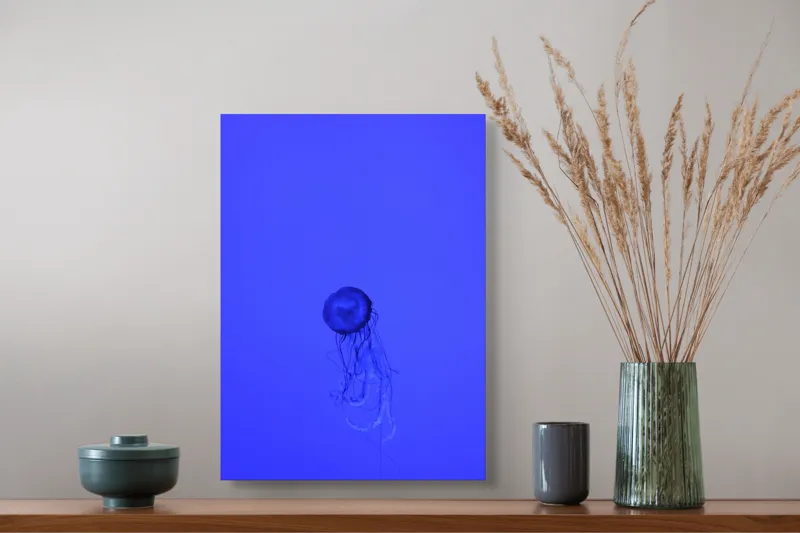 Tablou Canvas, "Meduza în oceanul albastru intens", Meduză, Albastru, Ocean, Lumină, Grație, Contur, Mister, Adâncime, 39 x 54 cm – poza 3