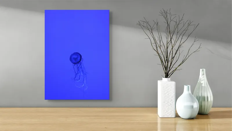 Tablou Canvas, "Meduza în oceanul albastru intens", Meduză, Albastru, Ocean, Lumină, Grație, Contur, Mister, Adâncime, 39 x 54 cm – poza 4