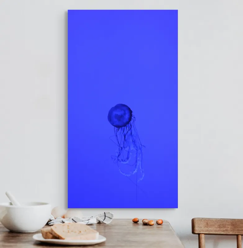 Tablou Canvas, "Meduza în oceanul albastru intens", Meduză, Albastru, Ocean, Lumină, Grație, Contur, Mister, Adâncime, 50 x 90 cm – poza 3