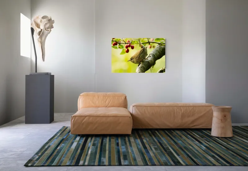 Tablou Canvas, "Micul oaspete pe ramura verii", Pasăre, Crenguță, Frunze, Roșii, Natură, Rândunică, Delicatețe, Echilibru., 90 x 50 cm – poza 8