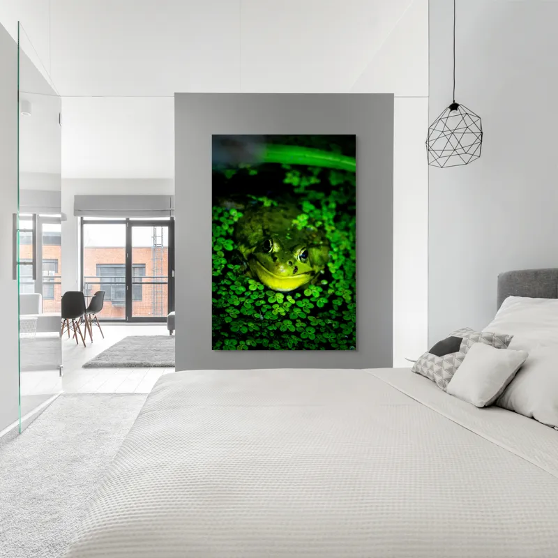 Tablou Canvas, "Prințul broaștelor în habitat natural", Broască, Apă, Vegetație, Verde, Ochi, Natură, Reflexie, Cămuflaj, 100 x 150 cm – poza 5