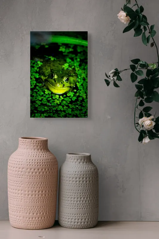 Tablou Canvas, "Prințul broaștelor în habitat natural", Broască, Apă, Vegetație, Verde, Ochi, Natură, Reflexie, Cămuflaj, 26 x 39 cm – poza 6