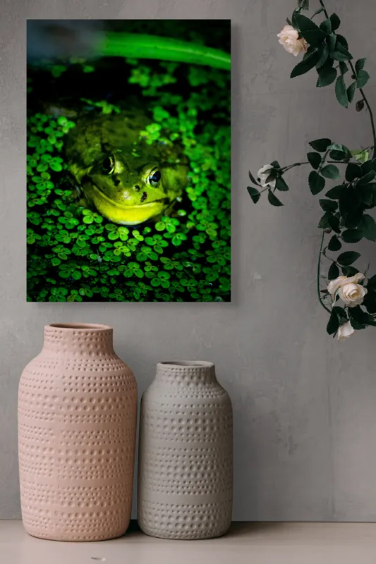 Tablou Canvas, "Prințul broaștelor în habitat natural", Broască, Apă, Vegetație, Verde, Ochi, Natură, Reflexie, Cămuflaj, 39 x 54 cm – poza 6