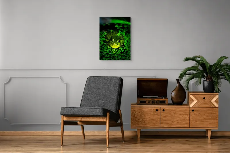 Tablou Canvas, "Prințul broaștelor în habitat natural", Broască, Apă, Vegetație, Verde, Ochi, Natură, Reflexie, Cămuflaj, 50 x 70 cm – poza 8
