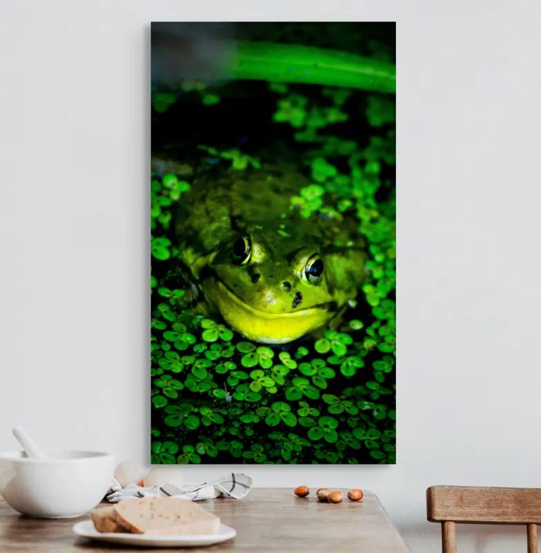 Tablou Canvas, "Prințul broaștelor în habitat natural", Broască, Apă, Vegetație, Verde, Ochi, Natură, Reflexie, Cămuflaj, 50 x 90 cm – poza 3