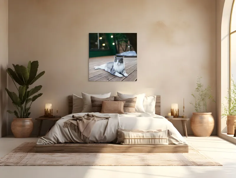 Tablou Canvas, "Pisica relaxată pe terasă de lemn", Pisică, Relaxare, Terasă, Lumină, Seară, Verde, Blană, Ochii, Odihnă, Calm, Lemn, Triunghi., 100 x 100 cm – poza 4