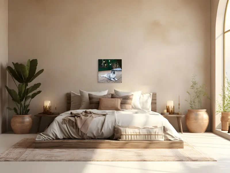 Tablou Canvas, "Pisica relaxată pe terasă de lemn", Pisică, Relaxare, Terasă, Lumină, Seară, Verde, Blană, Ochii, Odihnă, Calm, Lemn, Triunghi., 50 x 50 cm – poza 5