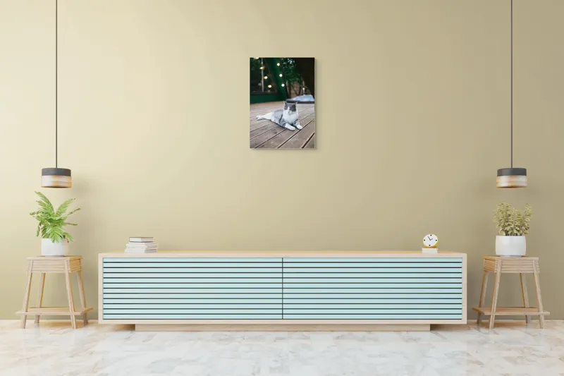 Tablou Canvas, "Pisica relaxată pe terasă de lemn", Pisică, Relaxare, Terasă, Lumină, Seară, Verde, Blană, Ochii, Odihnă, Calm, Lemn, Triunghi., 50 x 70 cm – poza 6
