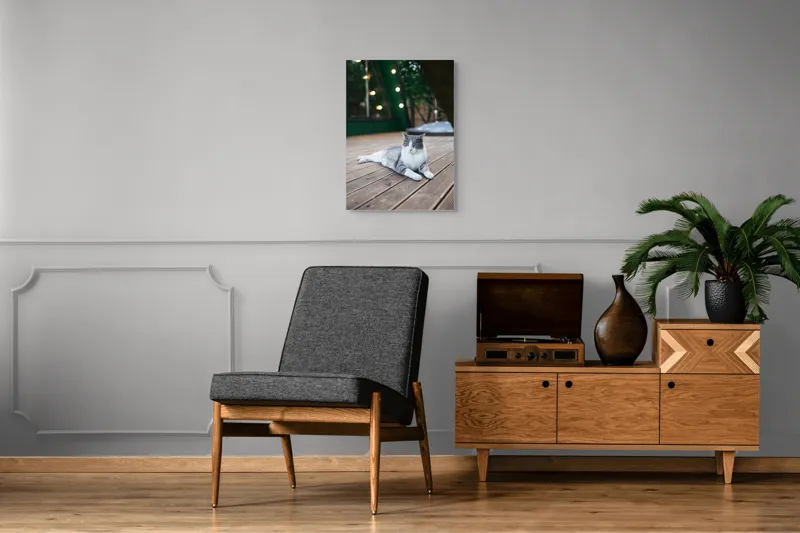 Tablou Canvas, "Pisica relaxată pe terasă de lemn", Pisică, Relaxare, Terasă, Lumină, Seară, Verde, Blană, Ochii, Odihnă, Calm, Lemn, Triunghi., 50 x 70 cm – poza 8