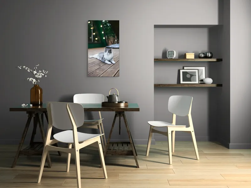 Tablou Canvas, "Pisica relaxată pe terasă de lemn", Pisică, Relaxare, Terasă, Lumină, Seară, Verde, Blană, Ochii, Odihnă, Calm, Lemn, Triunghi., 50 x 90 cm – poza 4