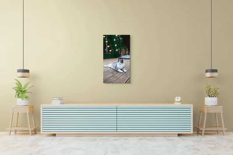Tablou Canvas, "Pisica relaxată pe terasă de lemn", Pisică, Relaxare, Terasă, Lumină, Seară, Verde, Blană, Ochii, Odihnă, Calm, Lemn, Triunghi., 50 x 90 cm – poza 6