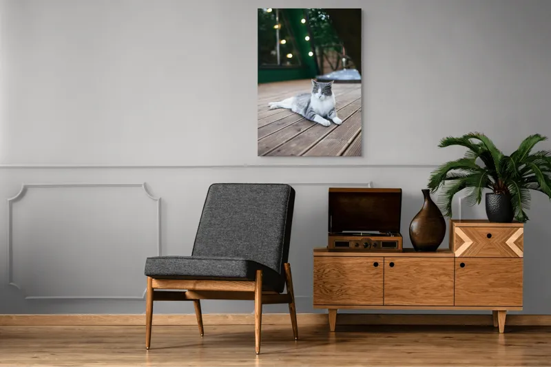 Tablou Canvas, "Pisica relaxată pe terasă de lemn", Pisică, Relaxare, Terasă, Lumină, Seară, Verde, Blană, Ochii, Odihnă, Calm, Lemn, Triunghi., 70 x 100 cm – poza 6