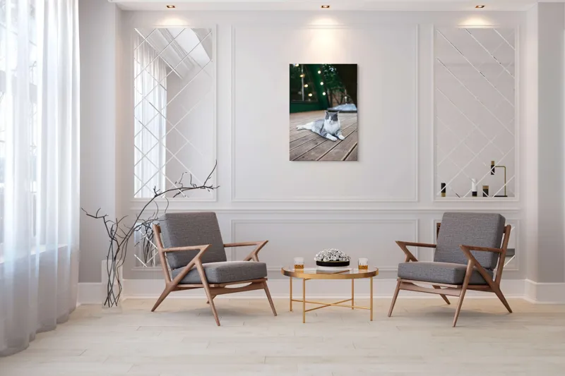 Tablou Canvas, "Pisica relaxată pe terasă de lemn", Pisică, Relaxare, Terasă, Lumină, Seară, Verde, Blană, Ochii, Odihnă, Calm, Lemn, Triunghi., 70 x 100 cm – poza 8