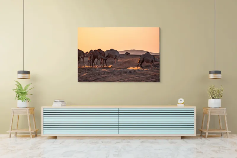 Tablou Canvas, "Caravana cămilelor în deșertul arămiu", Deșert, Cămile, Apus, Nisip, Linie, 150 x 100 cm – poza 6
