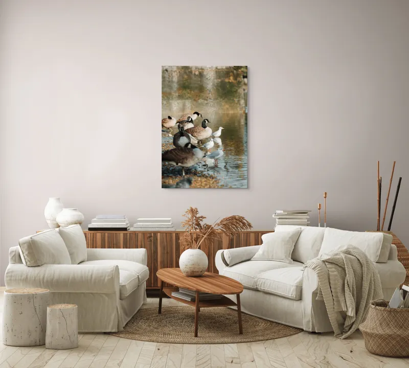 Tablou Canvas, "Gâște și pescăruși pe malul lacului", Gâște, Rățuște, Apă, Mal, Penaj, Natură, Reflecții, Culoare, Liniște, Peisaj., 70 x 100 cm – poza 4