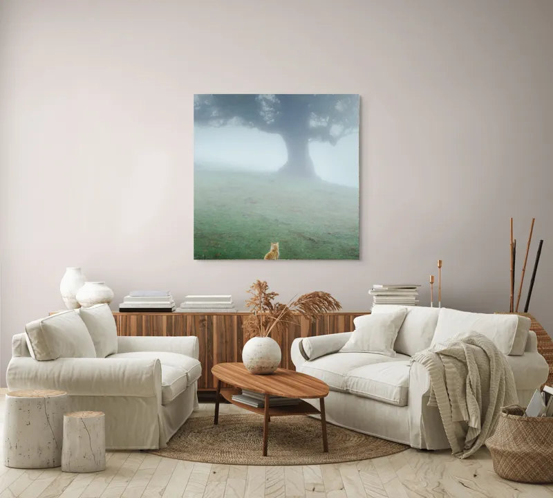 Tablou Canvas, "Pisica în fața copacului în ceață", Mister, Singurătate, Pisică, Copac, Ceață, Tranquilitate, Peisaj, Verde, Atmosferic, Contemplare, 100 x 100 cm – poza 3