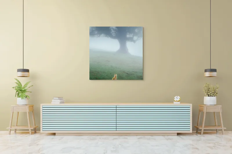Tablou Canvas, "Pisica în fața copacului în ceață", Mister, Singurătate, Pisică, Copac, Ceață, Tranquilitate, Peisaj, Verde, Atmosferic, Contemplare, 100 x 100 cm – poza 5