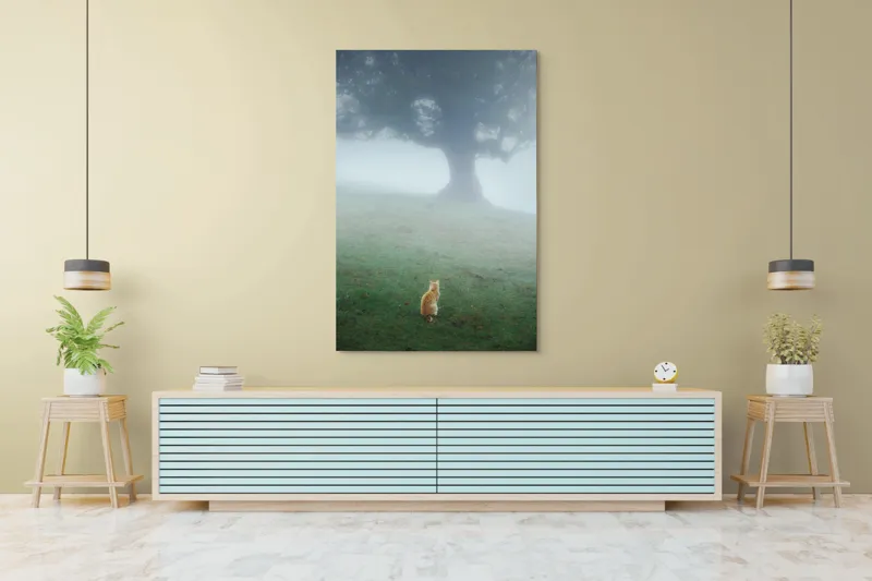 Tablou Canvas, "Pisica în fața copacului în ceață", Mister, Singurătate, Pisică, Copac, Ceață, Tranquilitate, Peisaj, Verde, Atmosferic, Contemplare, 100 x 150 cm – poza 4