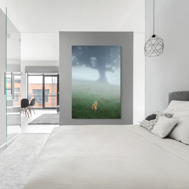 Tablou Canvas, "Pisica în fața copacului în ceață", Mister, Singurătate, Pisică, Copac, Ceață, Tranquilitate, Peisaj, Verde, Atmosferic, Contemplare, 100 x 150 cm – poza 5